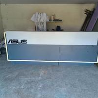 Bancone da lavoro con prese di corrente e rete