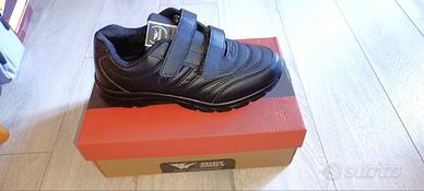 Scarpe uomo/donna a strappo nuove