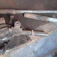 Piegaferro da banco manuale.