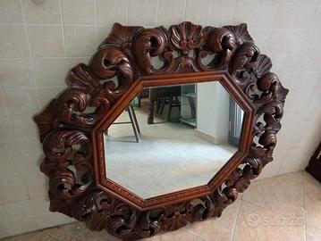 Specchio antico vintage in legno intagliato a man
