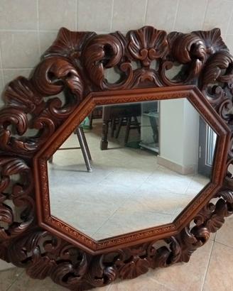 Specchio antico vintage in legno intagliato a man