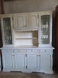 Credenza in legno bianco con venature