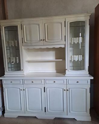 Credenza in legno bianco con venature