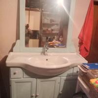 lavandino per bagno  con spechio