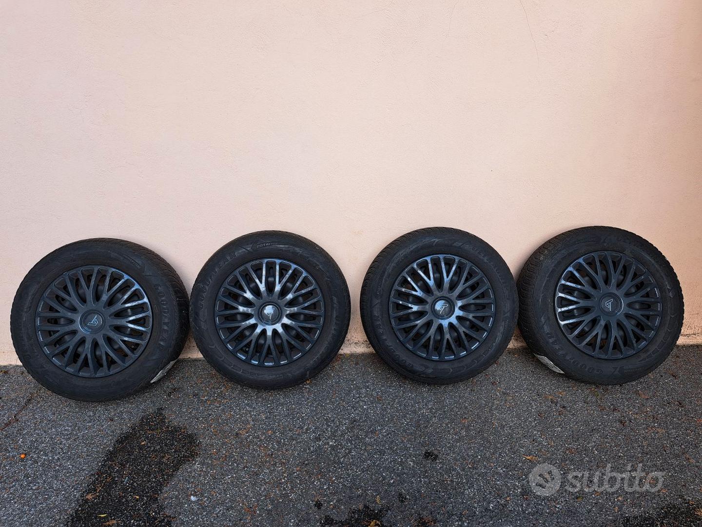 4 ruote completa con copricerchi Accessori Auto In vendita a Monza e