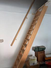 Scala di legno da interno con corrimano