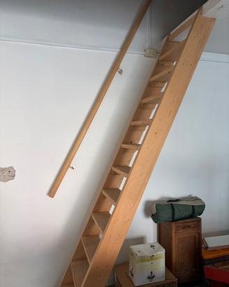 Scala di legno da interno con corrimano