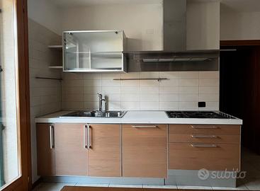 Cucina completa di pensili e mobiletto basso TV