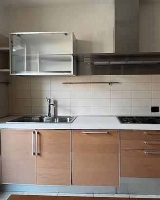 Cucina completa di pensili e mobiletto basso TV