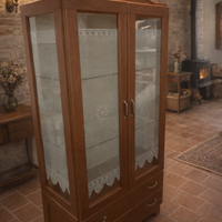 Vetrina in legno con ante in vetro e cassetti