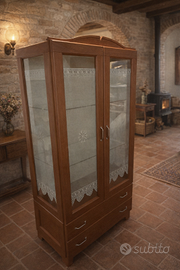 Vetrina in legno con ante in vetro e cassetti