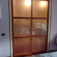 Porta scorrevole in vetro satinato e legno