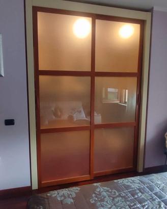 Porta scorrevole in vetro satinato e legno