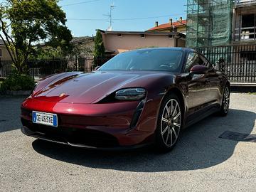 Porsche Taycan colore strepitoso 