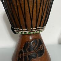 Djambe africano artigianale in legno intagliato