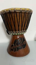 Djambe africano artigianale in legno intagliato
