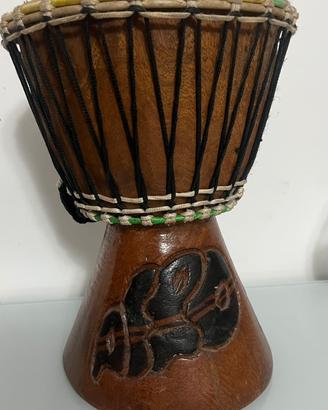 Djambe africano artigianale in legno intagliato