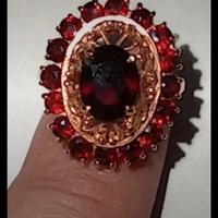 Anello in oro giallo 750 18 kt con granato rosso.