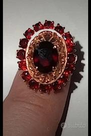 Anello in oro giallo 750 18 kt con granato rosso.