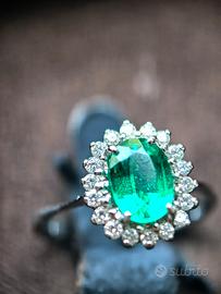anello a margherita smeraldo e diamandi