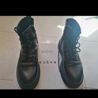 anfibi neri in pelle