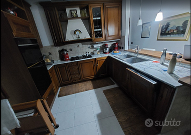 Cucina in legno massello ad angolo con top marmo