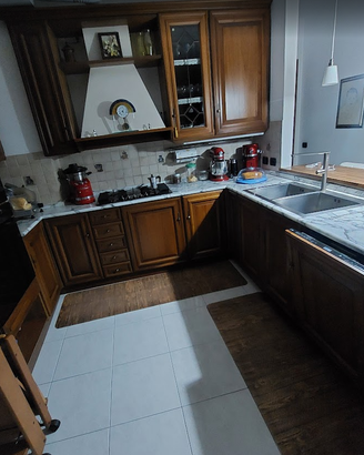 Cucina in legno massello ad angolo con top marmo