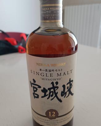 bottiglia di whisky giapponese 