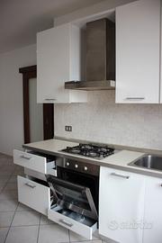 Cucina con forno e  lavastoviglie funzionanti