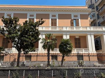 Via Roccaromana intero stabile multiuso