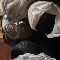 4x Gomme invernali  Good Year ultragrip 215/45 R16