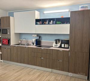 cucina lineare con elettrodomestici