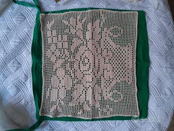 Centrino rettangolare antico fatto a mano con vaso