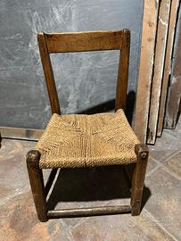 Collezione di piccole sedie antiche in legno