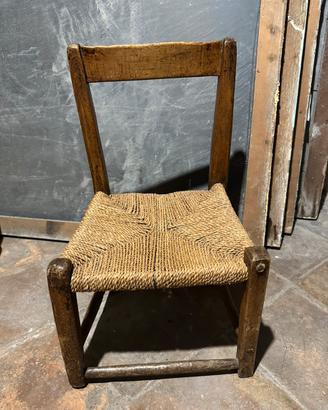 Collezione di piccole sedie antiche in legno