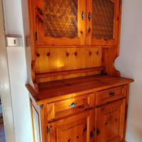 Sala da pranzo con tavolo e panca