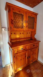 Sala da pranzo con tavolo e panca