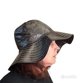 Cappello nero impermeabile donna. ZARA . M