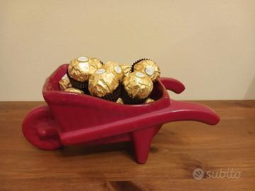 Fioriera o portacioccolatini a carriola