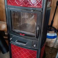 Stufa a legna usata in buone condizioni.