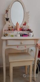 tavolo da toeletta con sgabello e specchio seminuo