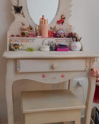 tavolo da toeletta con sgabello e specchio seminuo