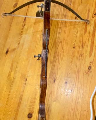 Balestra decirativa artigianale in legno e ferro