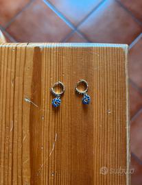 Orecchini con cuore blu e punti luce