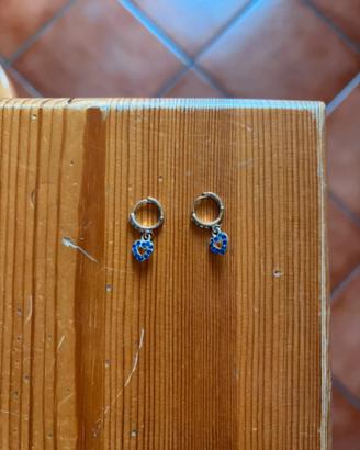 Orecchini con cuore blu e punti luce