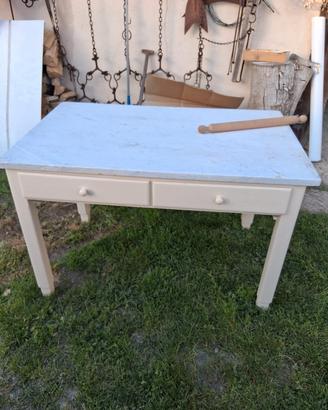 tavolo in legno con ripiano di marmo