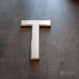 Lettera decorativa "T" in acciaio inox satinato