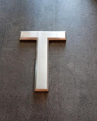 Lettera decorativa "T" in acciaio inox satinato