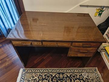 Scrivania in legno restaurata