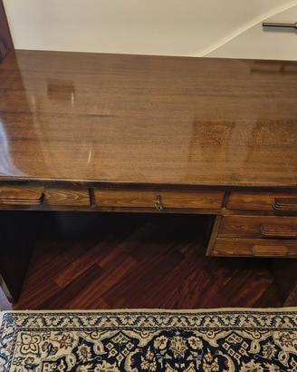Scrivania in legno restaurata